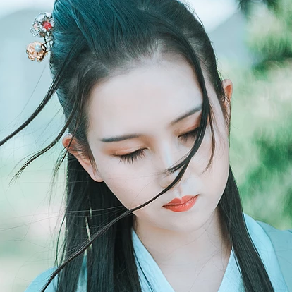 清風(fēng)徐來帶斗笠折扇女生頭像，唯美古風(fēng)頭像