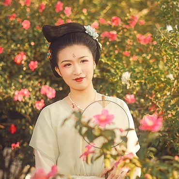 嬌艷紅花帶團(tuán)扇女生頭像：唯美古風(fēng)真人頭像