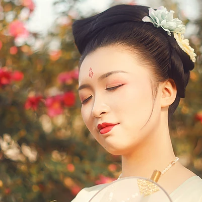 嬌艷紅花帶團(tuán)扇女生頭像：唯美古風(fēng)真人頭像