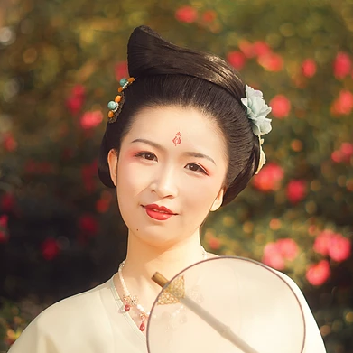 嬌艷紅花帶團(tuán)扇女生頭像：唯美古風(fēng)真人頭像