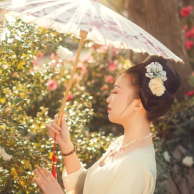 嬌艷紅花帶團(tuán)扇女生頭像：唯美古風(fēng)真人頭像