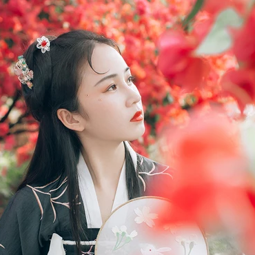 嬌艷紅花女生頭像，唯美古風(fēng)真人頭像