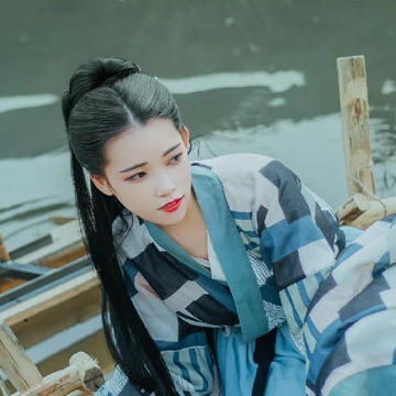 佳人在水持傘女生頭像，唯美古風真人頭像
