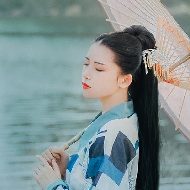 佳人在水持傘女生頭像，唯美古風真人頭像