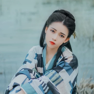 佳人在水持傘女生頭像，唯美古風真人頭像