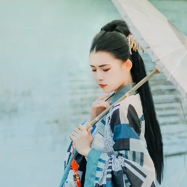 佳人在水持傘女生頭像，唯美古風真人頭像