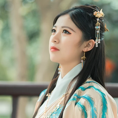 繡球花帶團(tuán)扇女生頭像，唯美古風(fēng)真人頭像