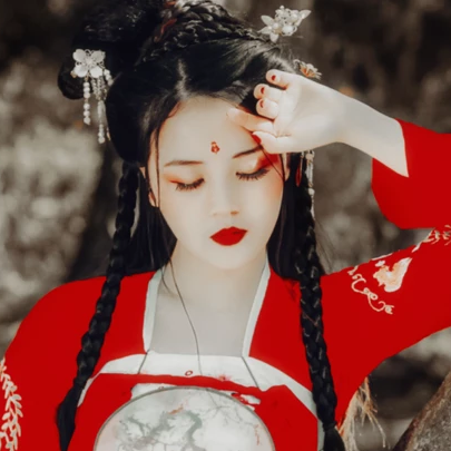 艷麗紅衣女生頭像，唯美古風(fēng)真人頭像