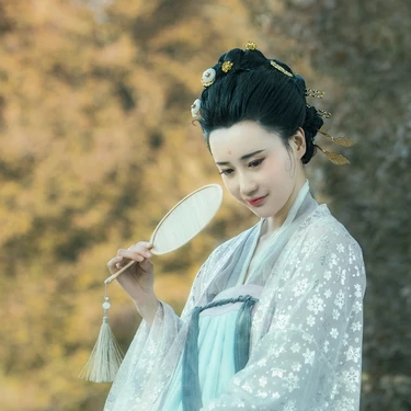 優(yōu)雅賞春帶團扇女生頭像，唯美古風真人頭像