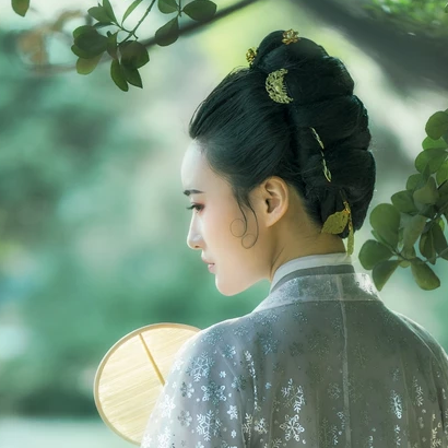 優(yōu)雅賞春帶團扇女生頭像，唯美古風真人頭像