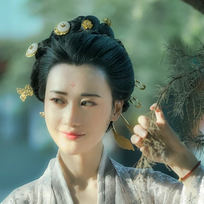 優(yōu)雅賞春帶團扇女生頭像，唯美古風真人頭像
