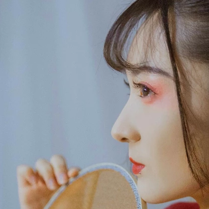 紅紗裙帶團扇女生頭像，唯美古風真人頭像