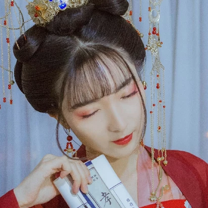 紅紗裙帶團扇女生頭像，唯美古風真人頭像