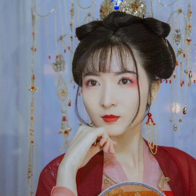 紅紗裙帶團扇女生頭像，唯美古風真人頭像