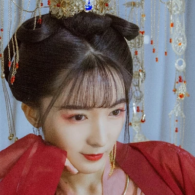 紅紗裙帶團扇女生頭像，唯美古風真人頭像