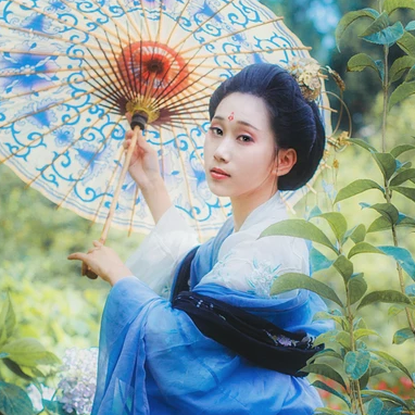 藍(lán)顏花艷帶傘女生頭像，唯美古風(fēng)真人頭像