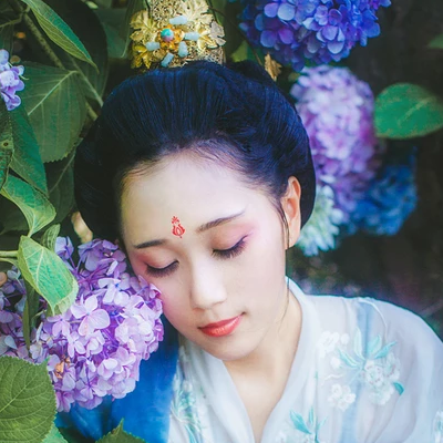 藍(lán)顏花艷帶傘女生頭像，唯美古風(fēng)真人頭像