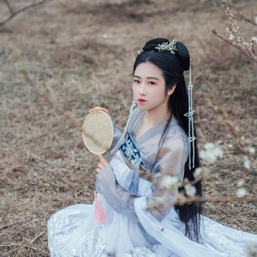 漫山花落帶團(tuán)扇女生頭像，唯美古風(fēng)真人頭像