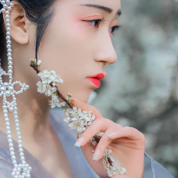 漫山花落帶團(tuán)扇女生頭像，唯美古風(fēng)真人頭像