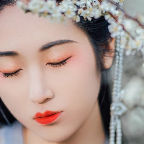 漫山花落帶團(tuán)扇女生頭像，唯美古風(fēng)真人頭像