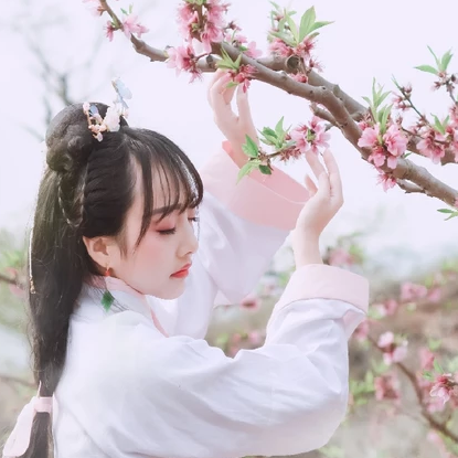 粉紅少女帶團(tuán)扇女生頭像，唯美古風(fēng)真人頭像