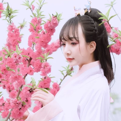 粉紅少女帶團(tuán)扇女生頭像，唯美古風(fēng)真人頭像