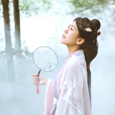 簡(jiǎn)約帶團(tuán)扇女生頭像，唯美古風(fēng)真人頭像