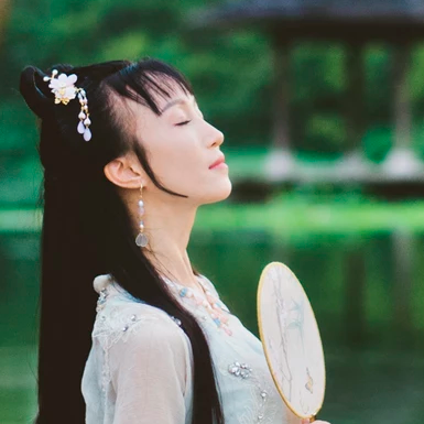 清新文藝帶團(tuán)扇女生頭像，唯美古風(fēng)真人頭像