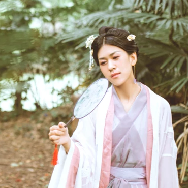 簡(jiǎn)約帶團(tuán)扇女生頭像，唯美古風(fēng)真人頭像