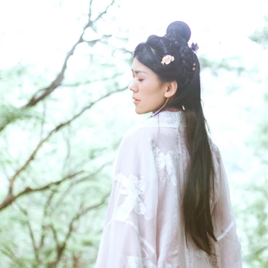簡(jiǎn)約帶團(tuán)扇女生頭像，唯美古風(fēng)真人頭像