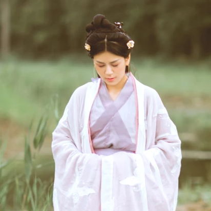 簡(jiǎn)約帶團(tuán)扇女生頭像，唯美古風(fēng)真人頭像