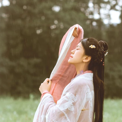 簡(jiǎn)約帶團(tuán)扇女生頭像，唯美古風(fēng)真人頭像