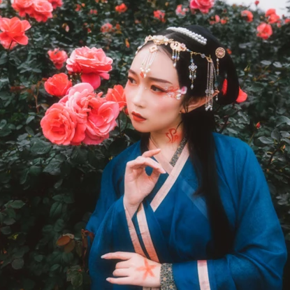 花間賞花女生頭像，唯美古風(fēng)真人頭像