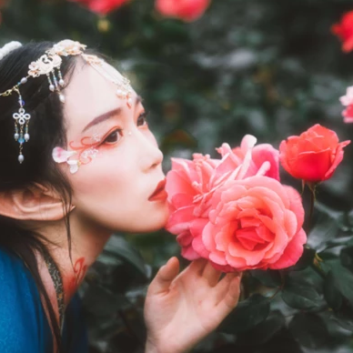 花間賞花女生頭像，唯美古風(fēng)真人頭像
