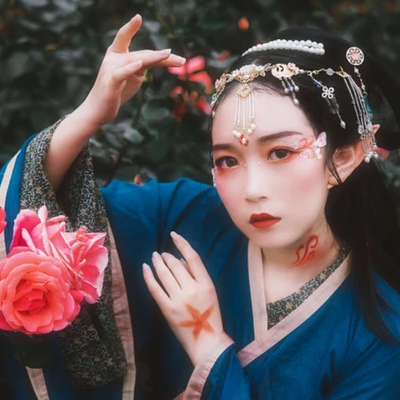 花間賞花女生頭像，唯美古風(fēng)真人頭像