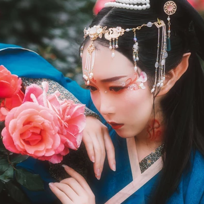 花間賞花女生頭像，唯美古風(fēng)真人頭像