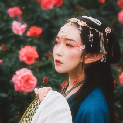 花間賞花女生頭像，唯美古風(fēng)真人頭像