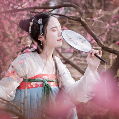 優(yōu)雅粉花帶團(tuán)扇女生頭像，唯美古風(fēng)真人頭像