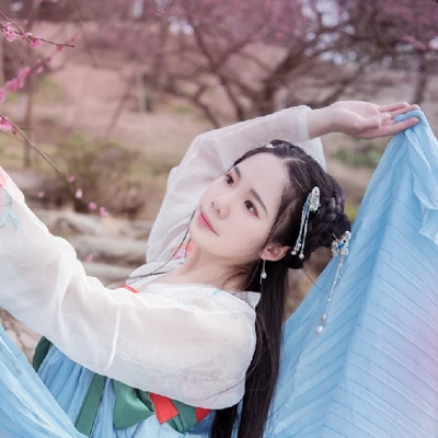 優(yōu)雅粉花帶團(tuán)扇女生頭像，唯美古風(fēng)真人頭像