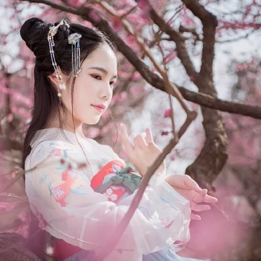 優(yōu)雅粉花帶團(tuán)扇女生頭像，唯美古風(fēng)真人頭像