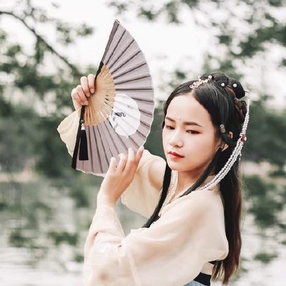 柳絮飄揚(yáng)帶折扇女生頭像，唯美古風(fēng)真人頭像