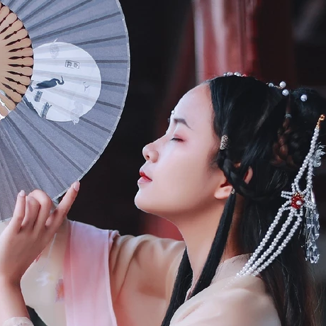 柳絮飄揚(yáng)帶折扇女生頭像，唯美古風(fēng)真人頭像