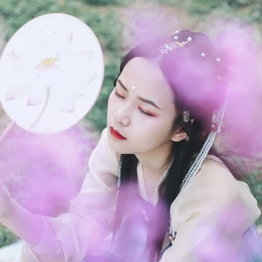 柳絮飄揚(yáng)帶折扇女生頭像，唯美古風(fēng)真人頭像