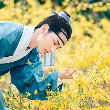 書生賞花游玩男生頭像，唯美古風(fēng)真人頭像