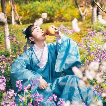 書生賞花游玩男生頭像，唯美古風(fēng)真人頭像