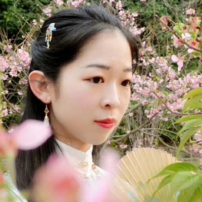 花開帶折扇女生頭像，唯美古風(fēng)真人頭像