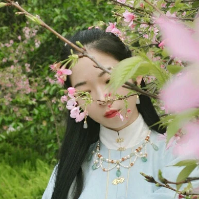 花開帶折扇女生頭像，唯美古風(fēng)真人頭像