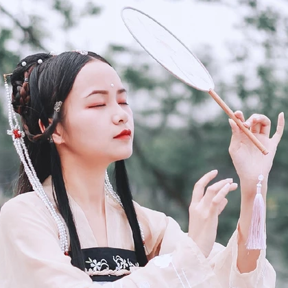 柳絮飄揚(yáng)帶折扇女生頭像，唯美古風(fēng)真人頭像