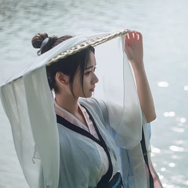 瀟灑霸氣帶兵器女生頭像，唯美古風(fēng)真人頭像