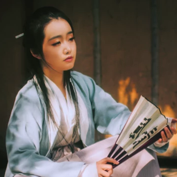 離別傷感帶折扇女生頭像，唯美古風(fēng)真人頭像